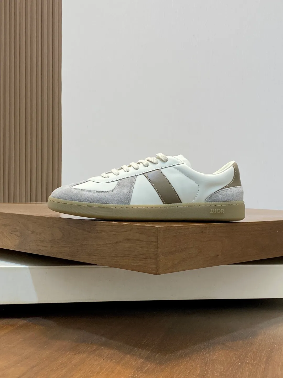 Factory P400💰Dior Dior Series Casual Sports Shoes Skateboard Shoes Original purchase, development, and production. This sports shoe is a new product for the fall of 2023. It reinterprets the classic tennis shoes. The fashionable silhouette highlights the thickness. Crafted from navy and white jacquard with Oblique print and suede panels, it features a distinctive padded tongue embossed with the Dior signature, wide navy mohair laces and brass eyelets with a matte tonal finish. White rubber sole with Dior Oblique pattern, enhanced by a contrasting Dior 30 Avenue Montaigne signature on the rear. It can add fashionable temperament to casual looks. Exquisite packaging at the delivery counter 🛍📦 ▪️ Fabric: Original customized Oblique presbyopia + cowhide ▪️ Lining: Original customized sheepskin + breathable mesh ▪️ Sole: Original molded anti-slip rubber material ▪️ Bottom thickness: 4CM ▪️ Size: Men's 38-45 (38, 45, 46 customized)